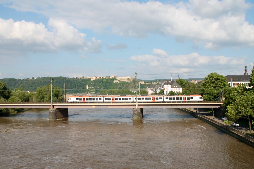 Ein FLIRT der VIAS überquert die Moselbrücke in Koblenz auf der linken Rheinstrecke, aufgenommen am 19.06.2016.