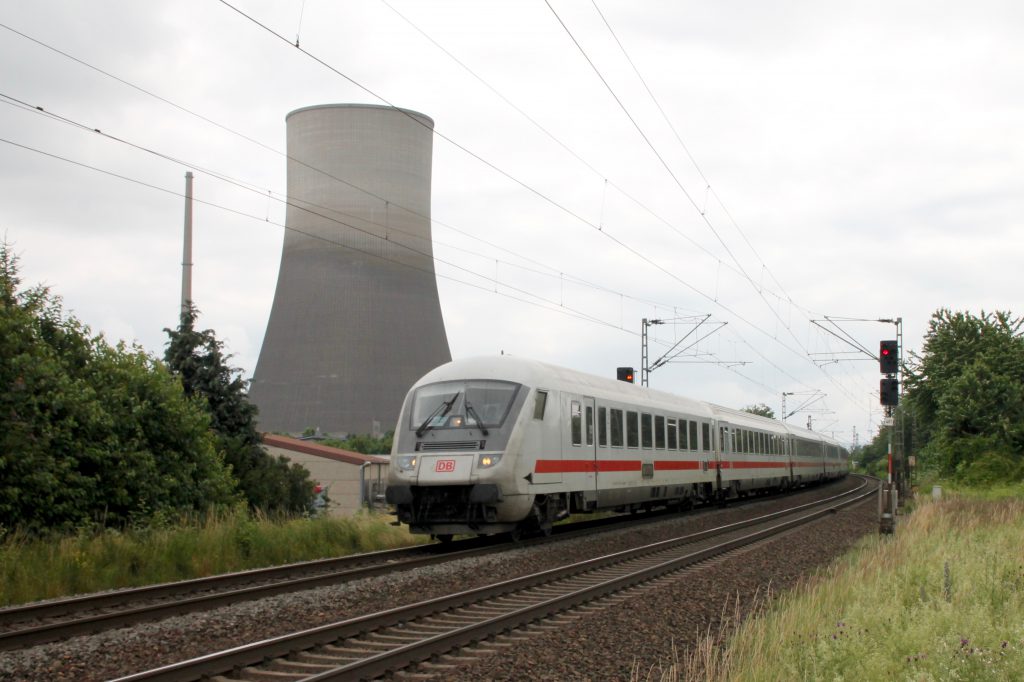 Ein IC am Atomkraftwerk in Mühlheim-Kärlich auf der linken Rheinstrecke, aufgenommen am 19.06.2016.