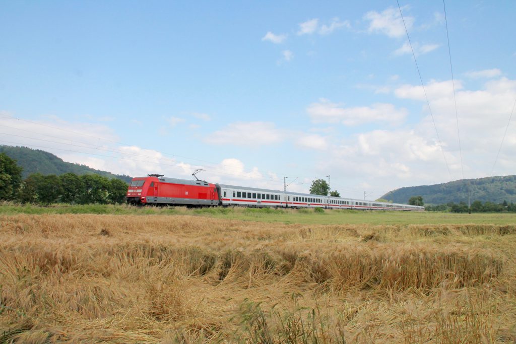 Eine 101 passiert mit ihrem IC ein Kornfeld kurz hinter Namedy auf der linken Rheinstrecke, aufgenommen am 19.06.2016.