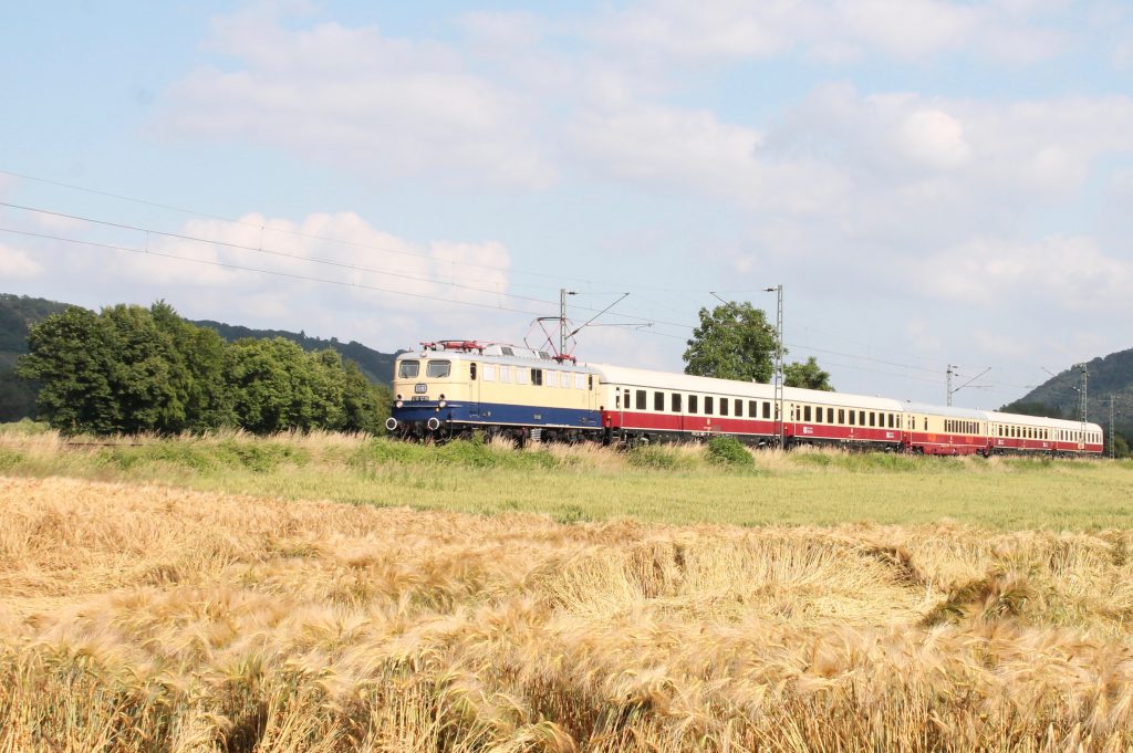 E10 1239 kurz hinter Namedy auf der linken Rheinstrecke, aufgenommen am 19.06.2016.