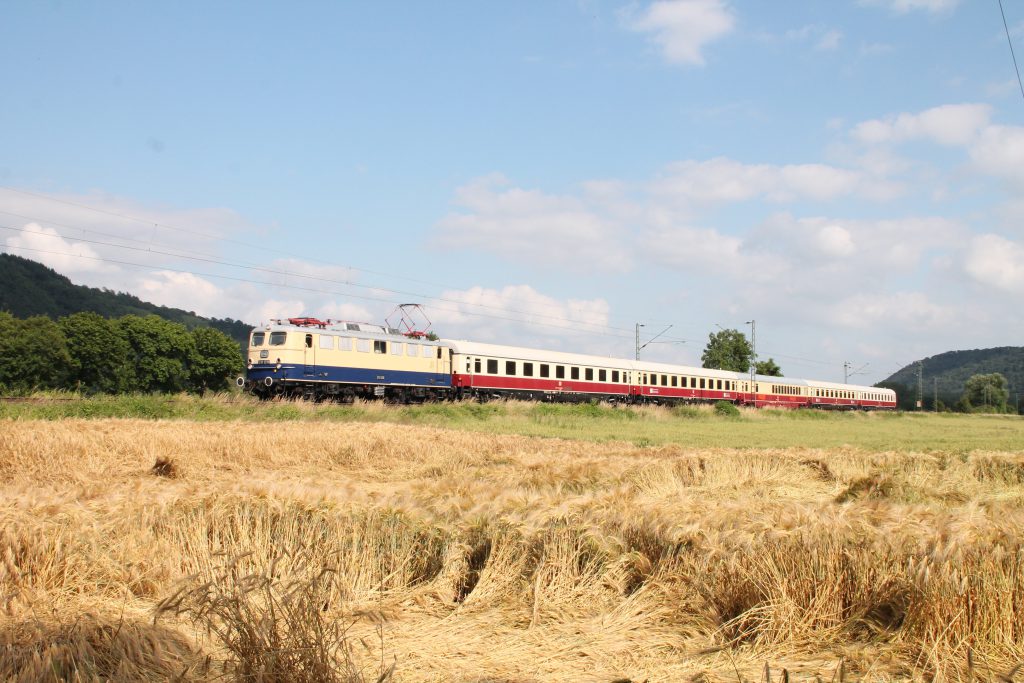 E10 1239 an einem Kornfeld kurz hinter Namedy auf der linken Rheinstrecke, aufgenommen am 19.06.2016.