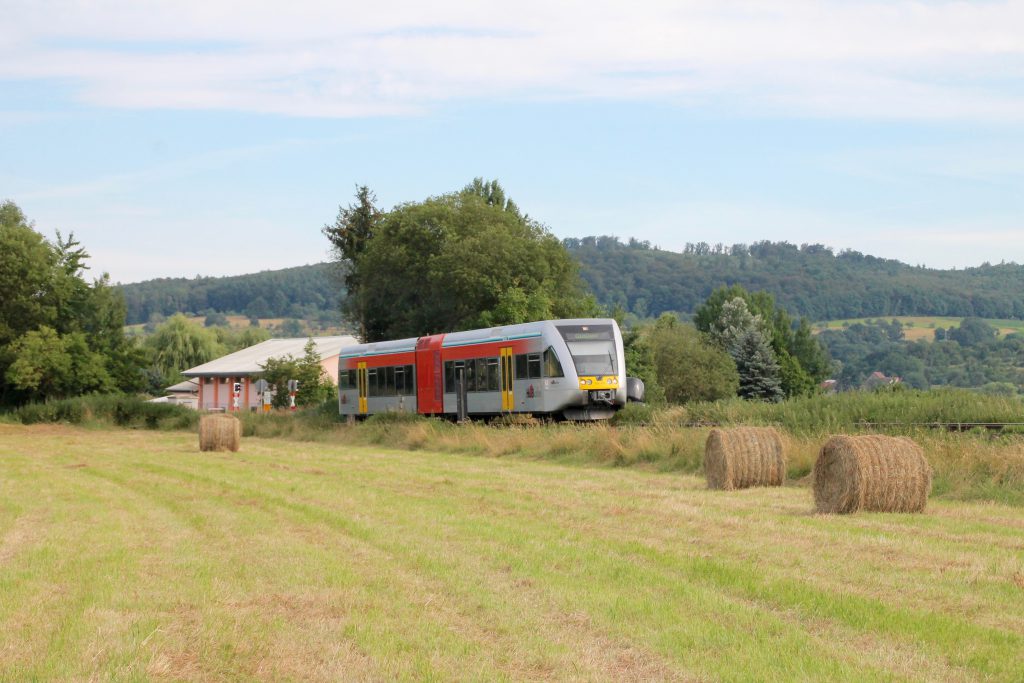 Ein GTW der HLB verlässt Büches auf der Lahn-Kinzig-Bahn, aufgenommen am 10.07.2016.