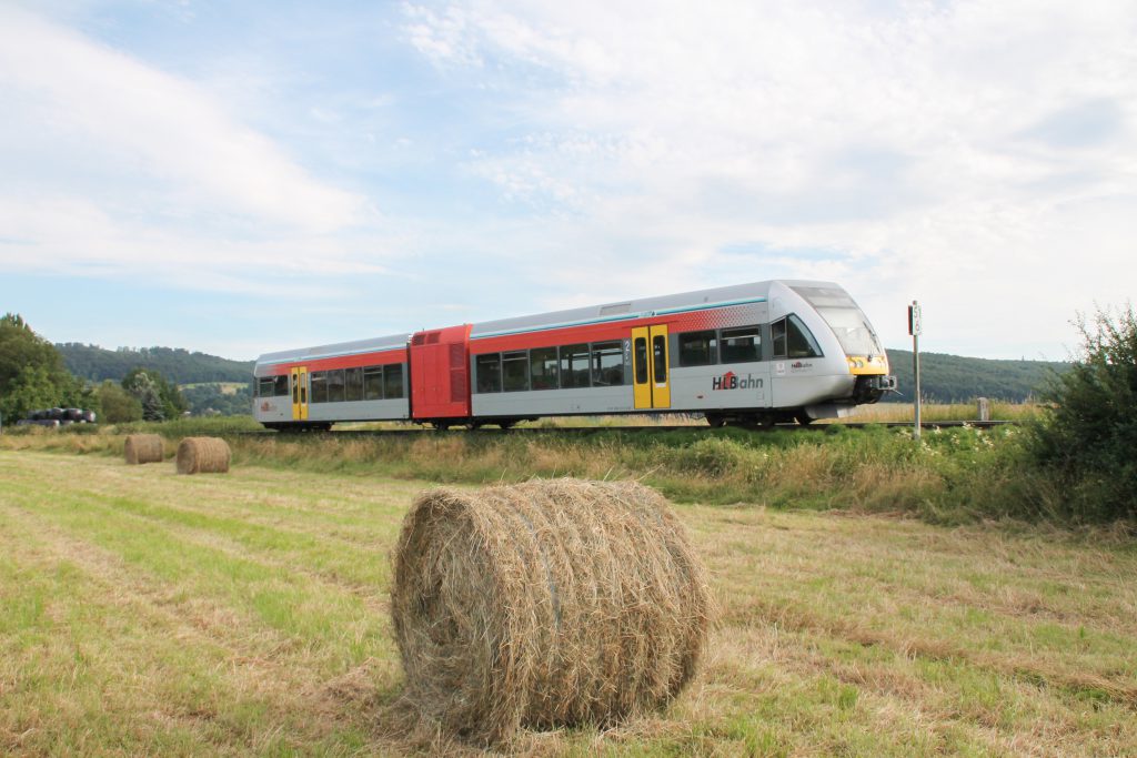 Ein GTW der HLB in den Feldern bei Büches auf der Lahn-Kinzig-Bahn, aufgenommen am 10.07.2016.