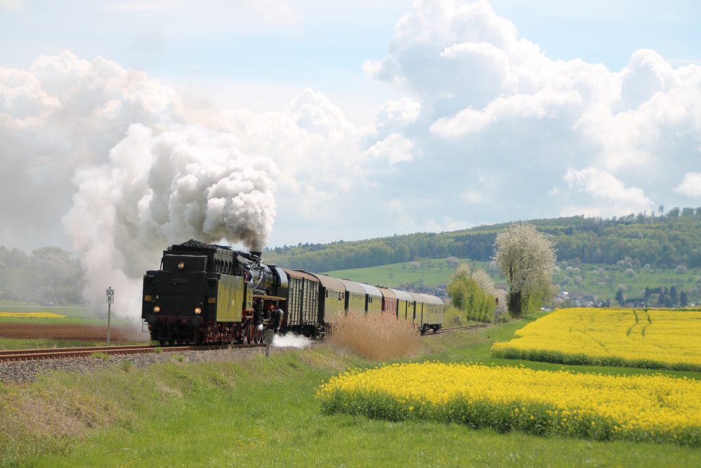 03 1010 bei Büches auf der Lahn-Kinzig-Bahn, aufgenommen am 24.04.2016.