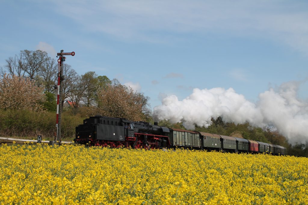 03 1010 verlässt den Bahnhof Büdingen auf der Lahn-Kinzig-Bahn, aufgenommen am 24.04.2016.