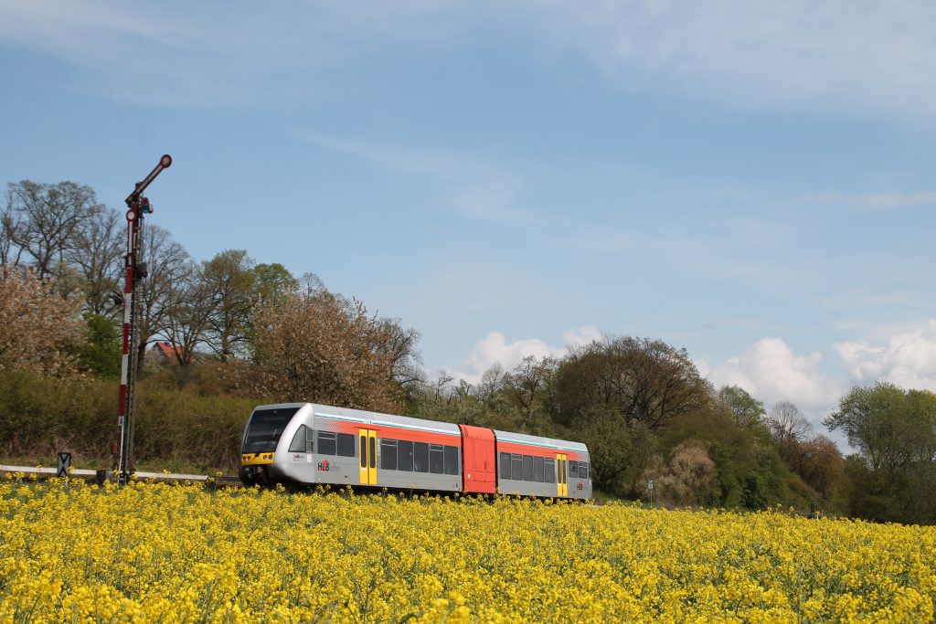 Ein GTW der HLB fährt in den Bahnhof Büdingen ein, aufgenommen am 24.04.2016.