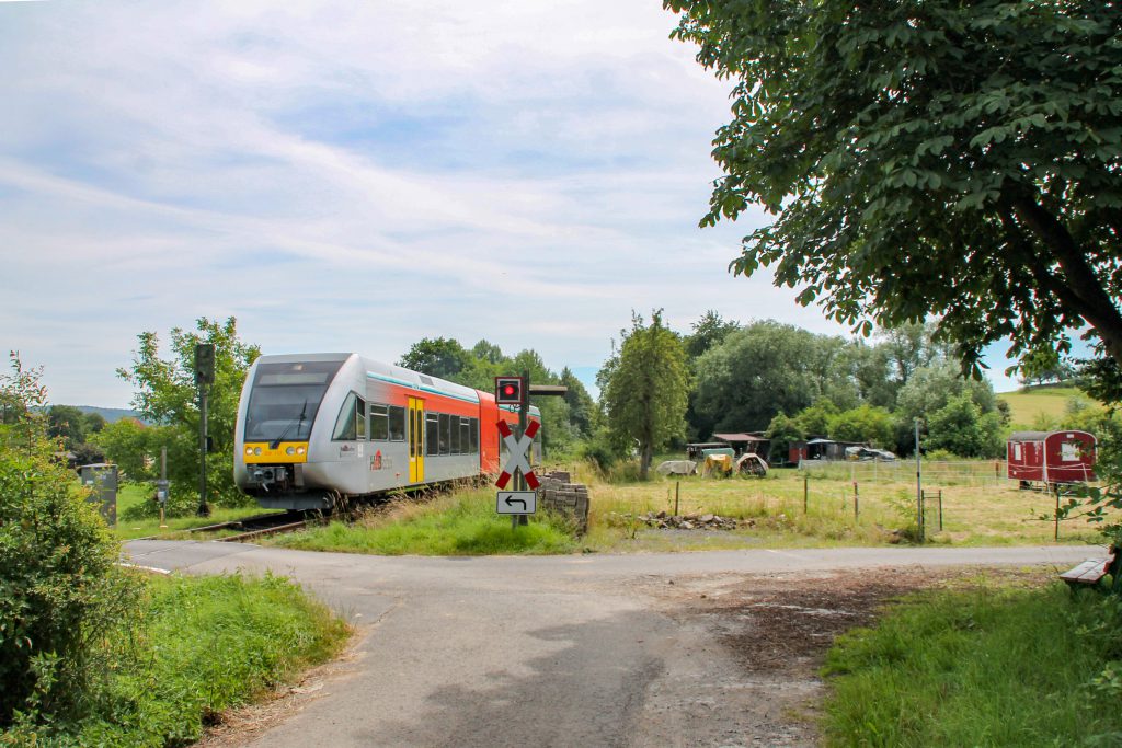 Ein GTW der HLB verlässt Effolderbach auf der Lahn-Kinzig-Bahn, aufgenommen am 10.07.2016.