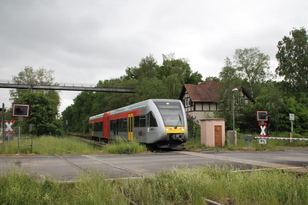 Ein GTW der HLB überquert einen Bahnübergang am Stadtrand von Gießen auf der Lahn-Kinzig-Bahn, aufgenommen am 23.05.2016.