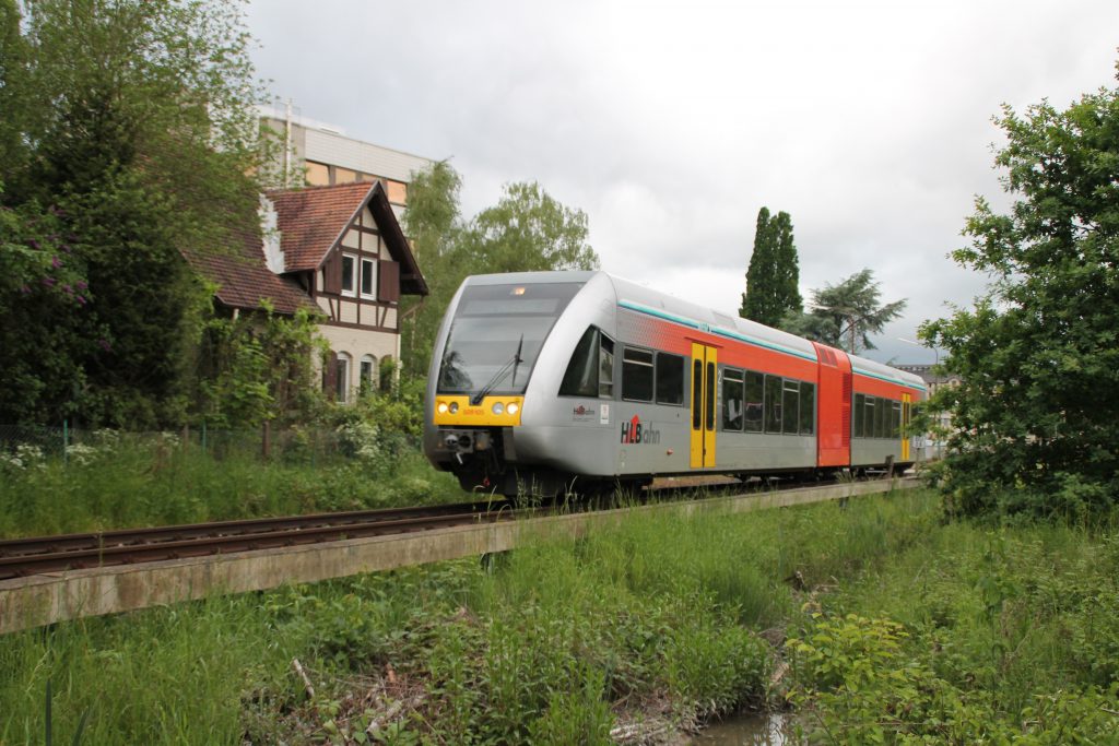 Ein GTW der HLB am Stadtrand von Gießen auf der Lahn-Kinzig-Bahn, aufgenommen am 23.05.2016.