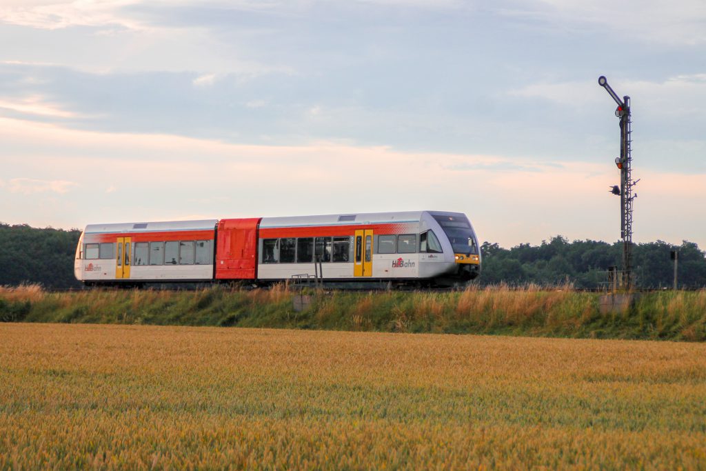 Ein GTW der HLB am Einfahrsignal von Hungen auf der Lahn-Kinzig-Bahn, aufgenommen am 10.07.2016.