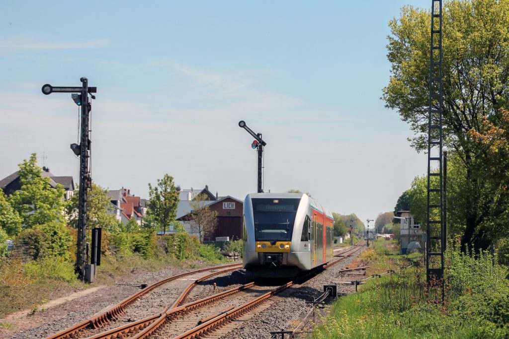 Ein GTW der HLB verlässt den Bahnhof Lich auf den Lahn-Kinzig-Bahn, aufgenommen am 06.05.2016.