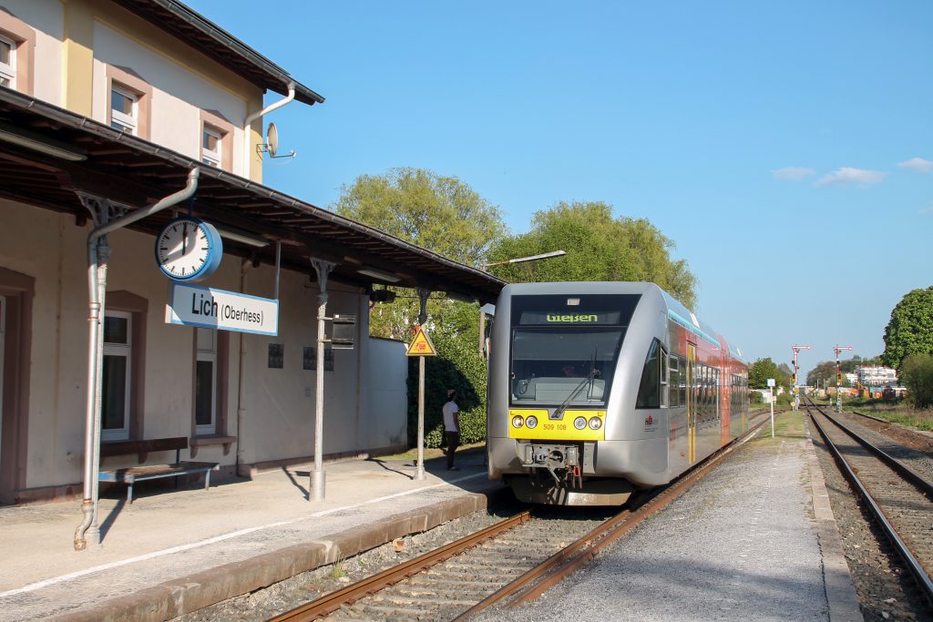 Ein GTW der HLB hält Bahnhof Lich auf den Lahn-Kinzig-Bahn, aufgenommen am 06.05.2016.