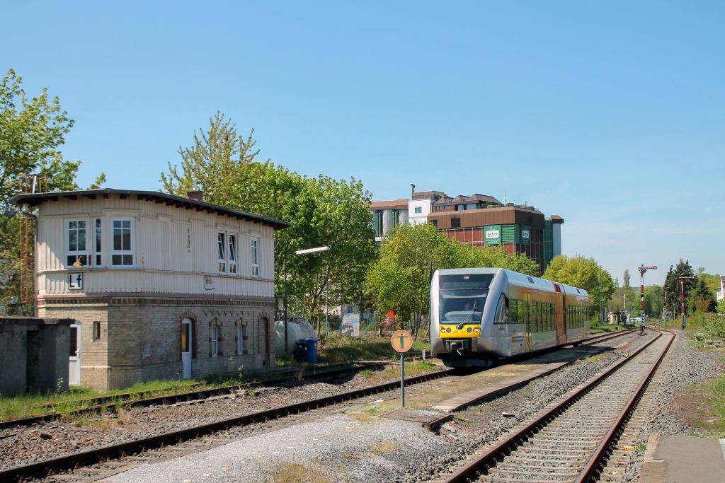 Ein GTW der HLB fährt in den Bahnhof Lich auf den Lahn-Kinzig-Bahn ein, aufgenommen am 06.05.2016.