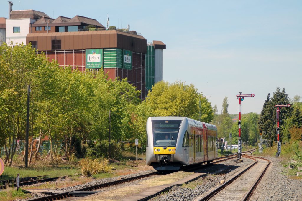 Ein GTW der HLB passiert die Brauerei in Lich auf den Lahn-Kinzig-Bahn, aufgenommen am 06.05.2016.