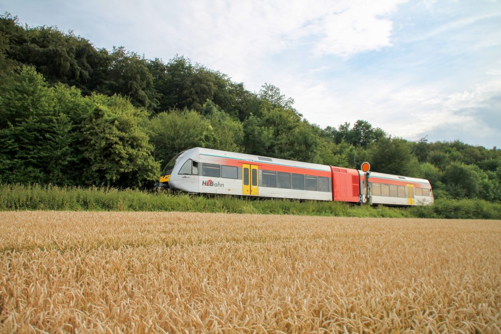 Ein GTW der HLB am Einfahrvorsignal von Glauburg-Stockheim auf der Lahn-Kinzig-Bahn, aufgenommen am 10.07.2016.