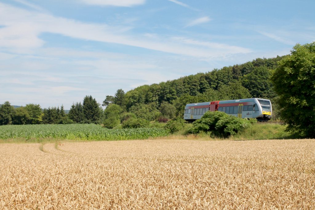 Ein GTW der HLB bei Glauburg-Stockheim auf der Lahn-Kinzig-Bahn, aufgenommen am 10.07.2016.