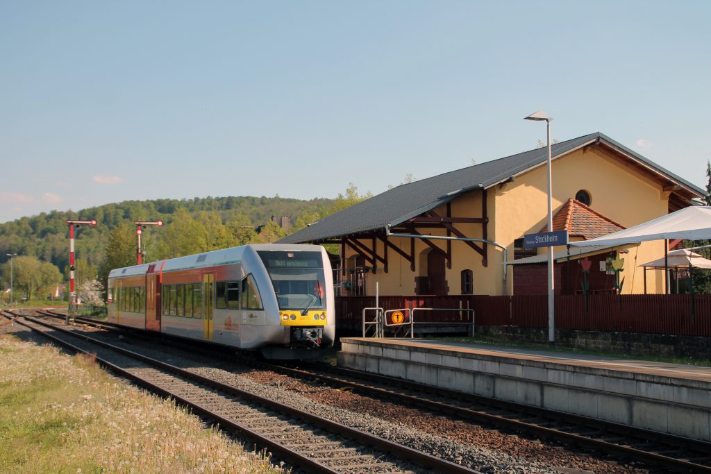 Ein GTW der HLB steht vor dem Güterschuppen im Bahnhof Glauburg-Stockheim auf der Lahn-Kinzig-Bahn, aufgenommen am 06.05.2016.