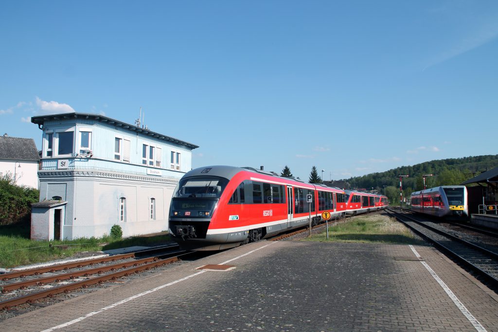 642 064 und zwei weitere Desiros fahren neben dem Stellwerk Sf in den Bahnhof Glauburg-Stockheim ein, aufgenommen am 06.05.2016.