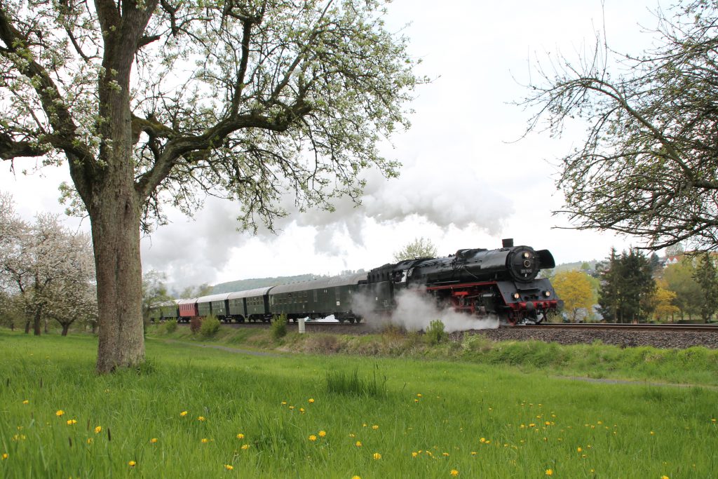 03 1010 verlässt Glauburg-Stockheim über Lahn-Kinzig Bahn, aufgenommen am 24.04.2016.