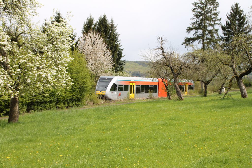 Ein GTW der HLB ist unterwegs auf der Lahn-Kinzig-Bahn, er ist kurz vor Glauburg-Stockheim, aufgenommen am 24.04.2016.