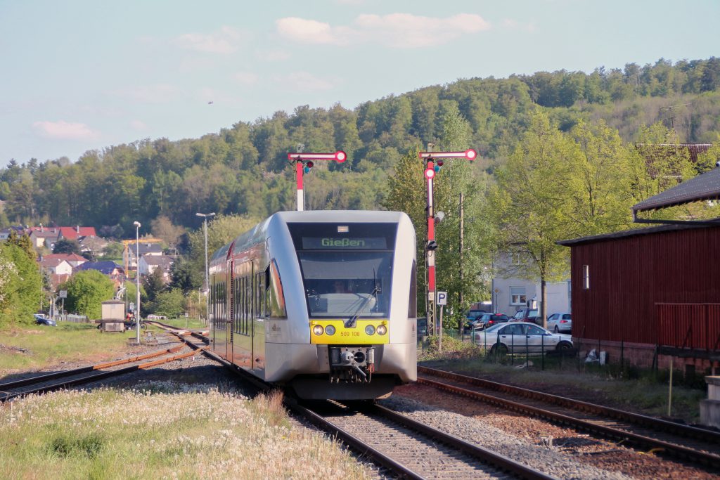 Ein GTW der HLB fährt in den Bahnhof Glauburg-Stockheim auf den Lahn-Kinzig-Bahn ein, aufgenommen am 06.05.2016.