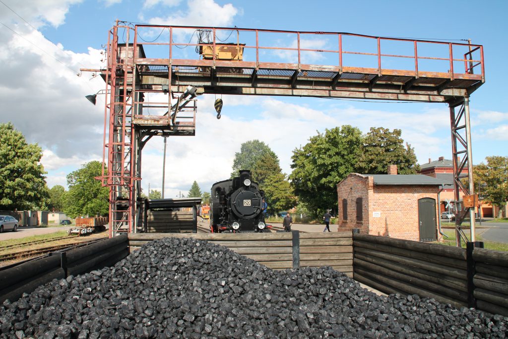 Lok 20 der Mansfelder Bergwerksbahnen wartet in Benndorf auf neue Kohle, aufgenommen am 03.07.2016.