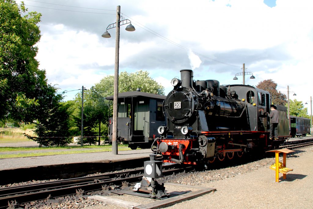 Lok 20 der Mansfelder Bergwerksbahnen setzt in Benndorf um, aufgenommen am 03.07.2016.