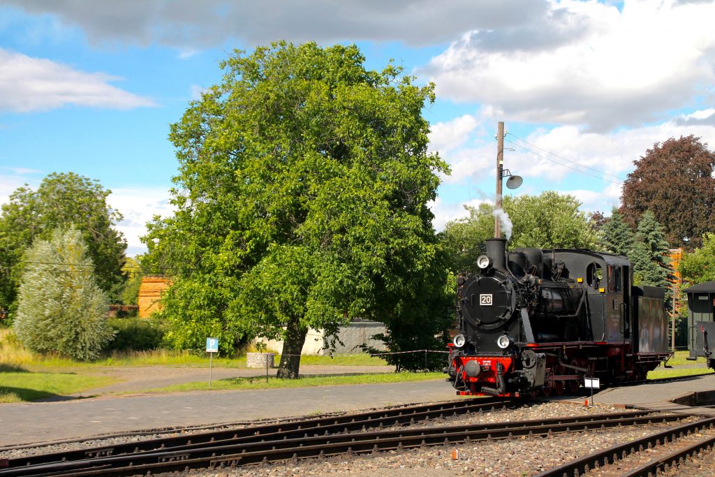 Lok 20 der Mansfelder Bergwerksbahnen rangiert in Benndorf, aufgenommen am 03.07.2016.