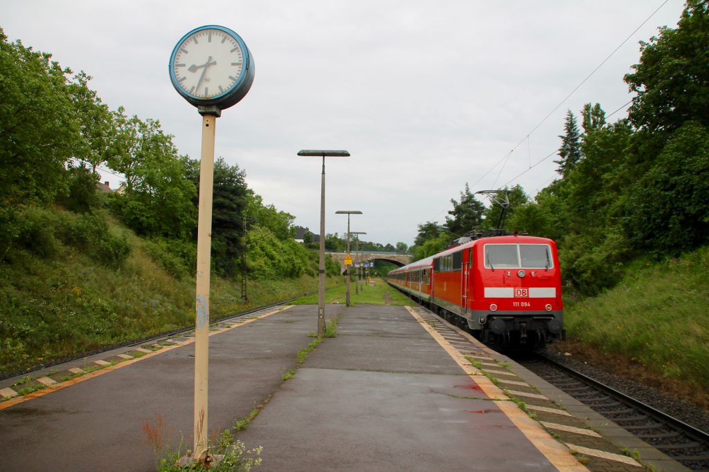 111 094 verlässt Darmstadt-Süd, aufgenommen am 25.06.2016.