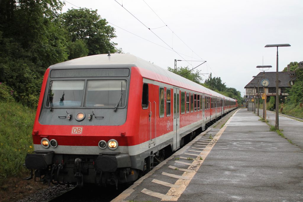 Ein Zug aus n-Wagen hält in Darmstadt-Süd, aufgenommen am 25.06.2016.