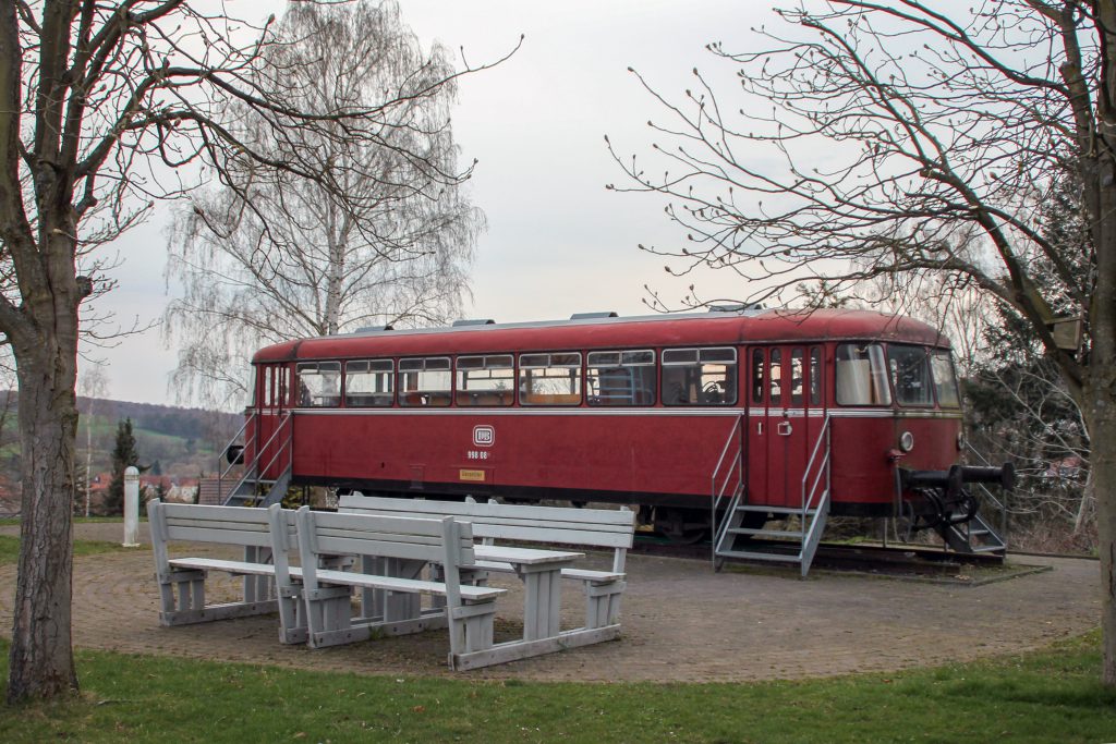 Auf einem Schulhof in Neukirchen (Knüll) steht auf einem Schulhof 998 089 und ist als als "Gänsetöter" beschriftet, aufgenommen am 09.04.2016.