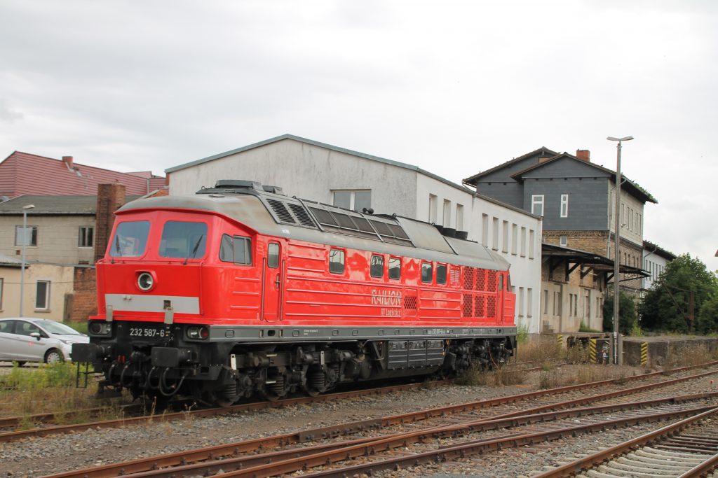 232 587 steht im Bahnhof Nordhausen, aufgenommen am 03.07.2016.