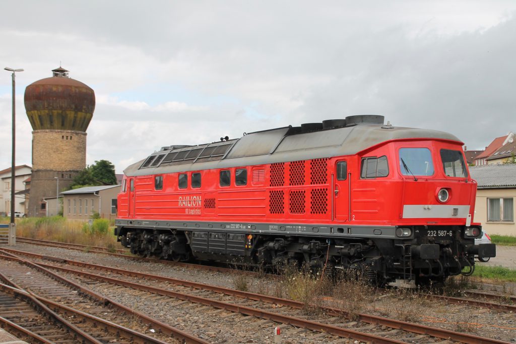 232 587 wartet neben dem Wasserturm in Nordhausen auf einen neuen Einsatz, aufgenommen am 03.07.2016.