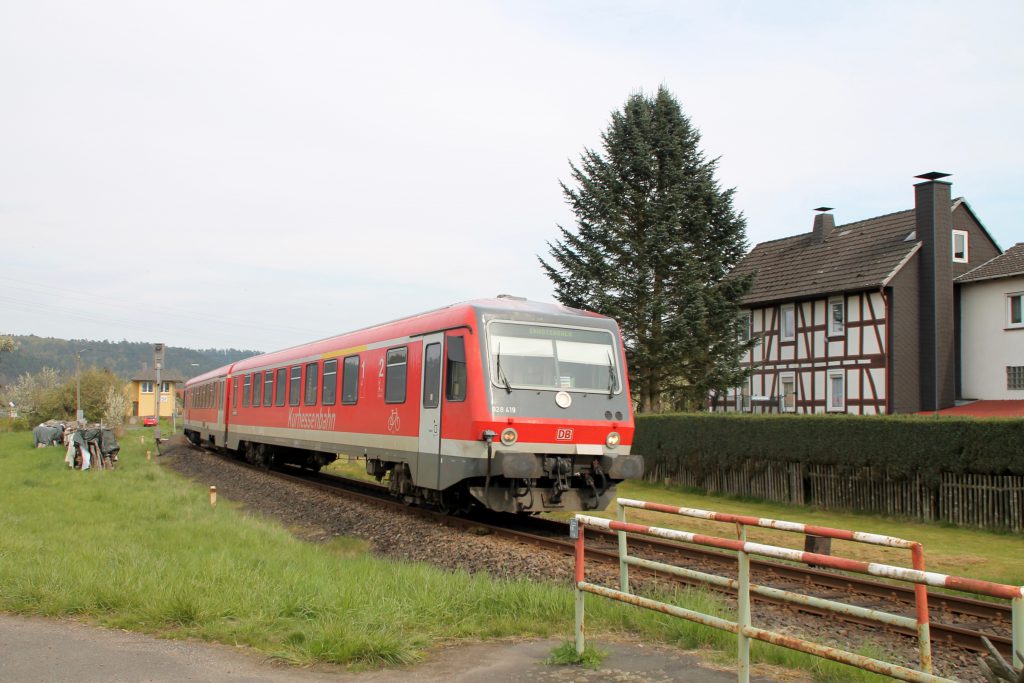 628 419 verlässt den Bahnhof Sarnau über die oberen Lahntalbahn, aufgenommen am 30.04.2016.