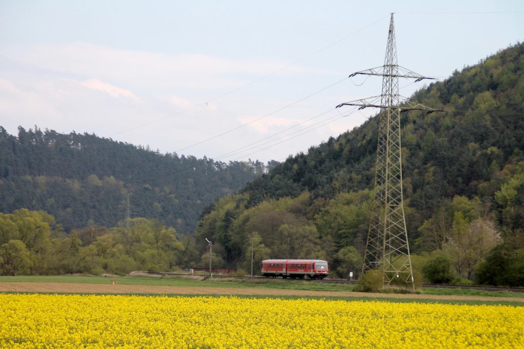 Ein 628 am Einfahrsignal von Sarnau auf der oberen Lahntalbahn, aufgenommen am 30.04.2016.