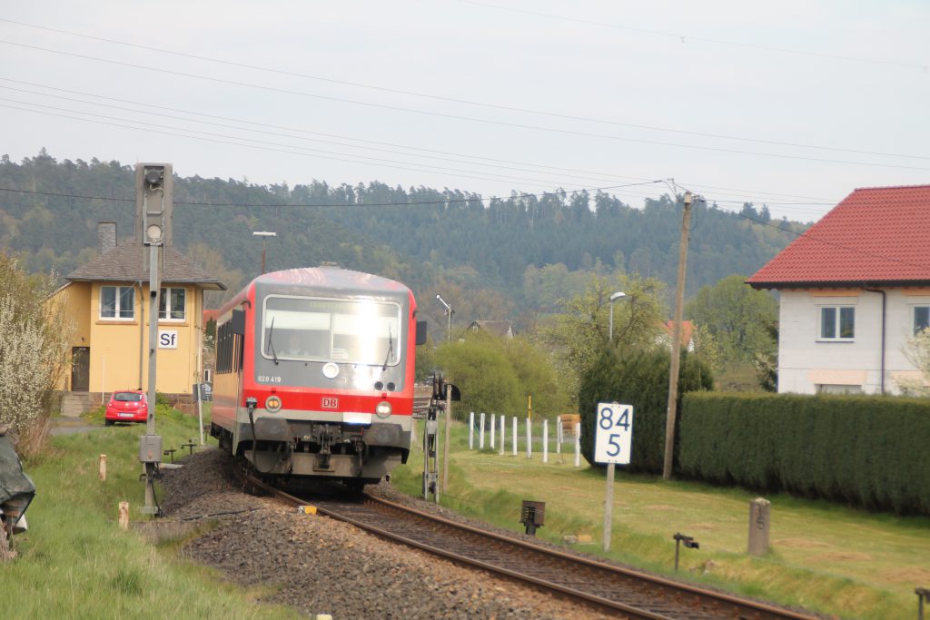 628 419 am Stellwerk in Sarnau auf der oberen Lahntalbahn, aufgenommen am 30.04.2016.