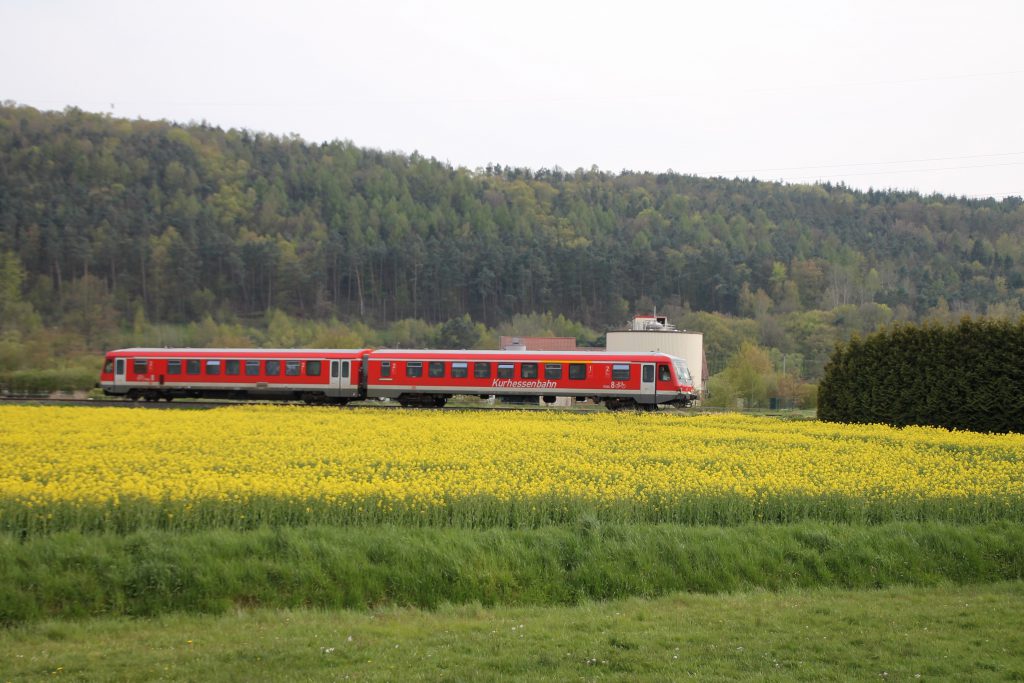 628 419 an einem Rapsfeld bei Sarnau auf der oberen Lahntalbahn, aufgenommen am 30.04.2016.