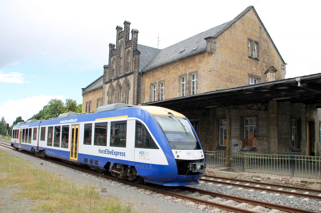 Ein LINT der HEX fährt in den Bahnhof Quedlinburg ein, aufgenommen am 03.07.2016.