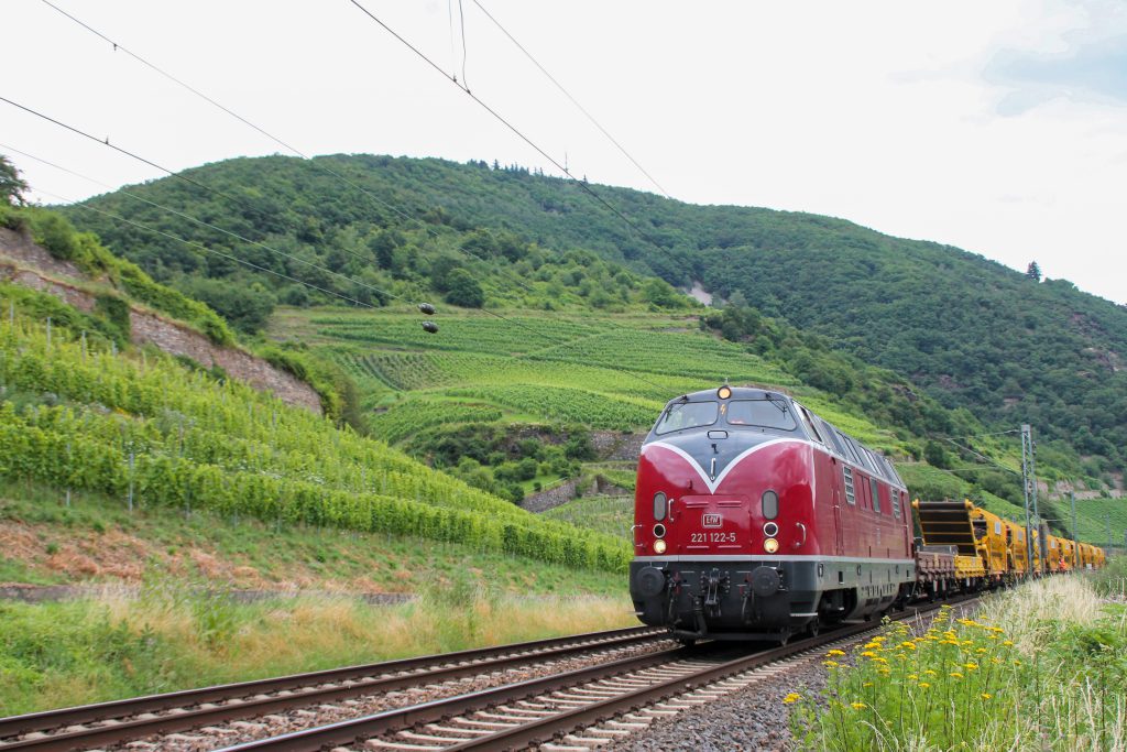 221 122 mit einem Bauzug bei Lorchhausen auf der rechten Rheinstrecke, aufgenommen am 17.07.2016.