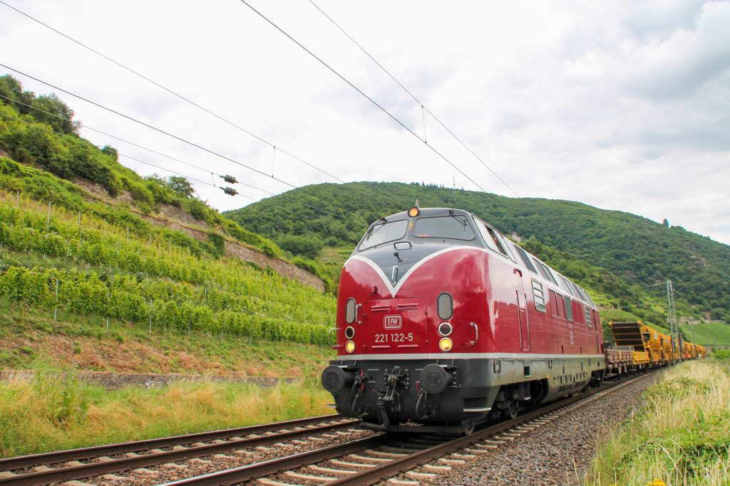 221 122 mit einem Bauzug in den Weinbergen bei Lorchhausen auf der rechten Rheinstrecke, aufgenommen am 17.07.2016.