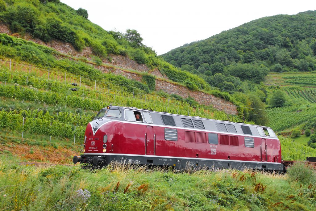 221 122 in den Weinbergen bei Lorchhausen auf der rechten Rheinstrecke, aufgenommen am 17.07.2016.