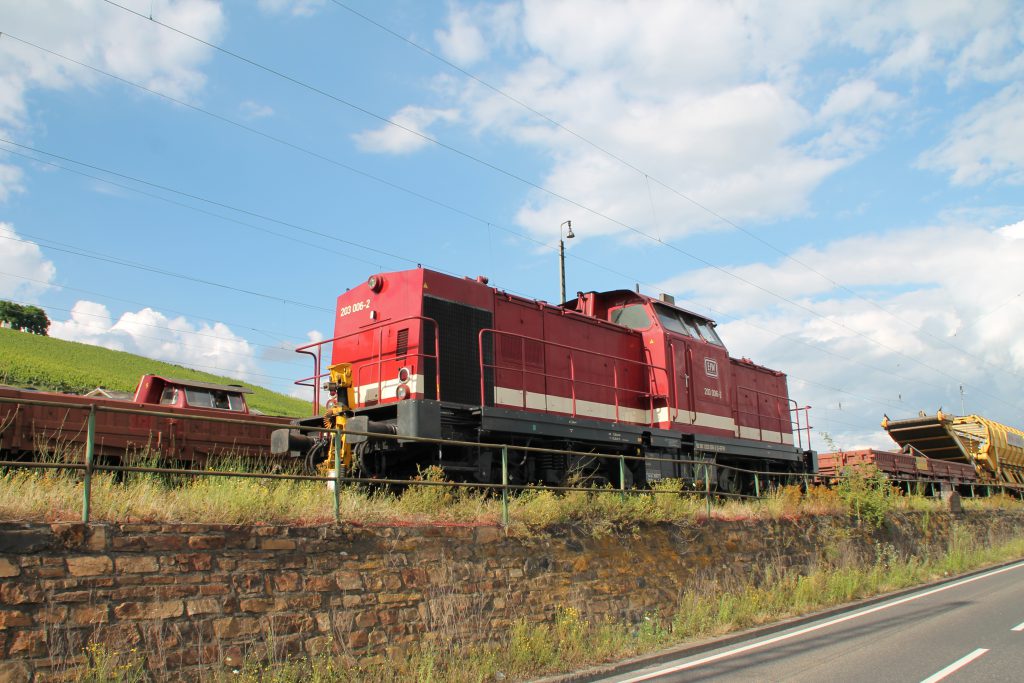 203 006 steht im Bahnhof Rüdesheim auf der rechten Rheinstrecke, aufgenommen am 17.07.2016.