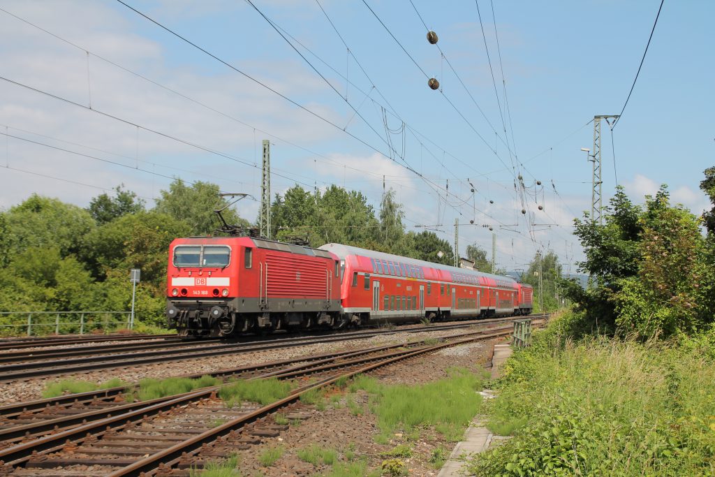 143 168 mit Doppelstockwagen und einer weiteren 143 kurz vor Neuwied auf der rechten Rheinstrecke, aufgenommen am 19.06.2016.