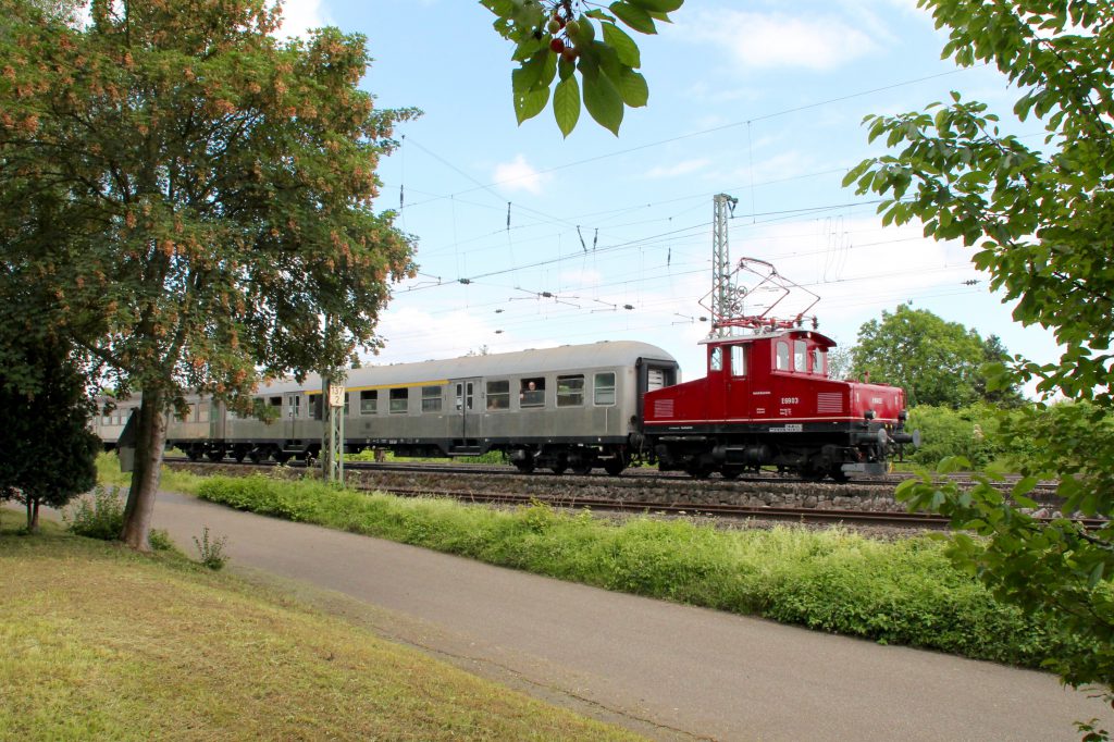 E69 03 kurz vor Neuwied auf der rechten Rheinstrecke, aufgenommen am 19.06.2016.