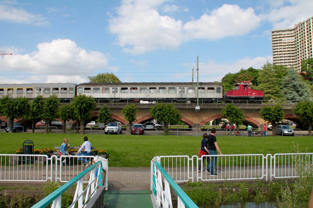 E69 03 durcheilt Vallendar auf der rechten Rheinstrecke, aufgenommen am 19.06.2016.