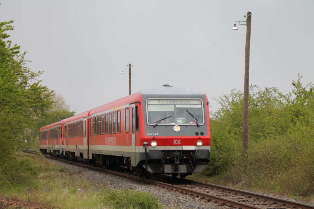 628 429 und 628 419 in der Nähe von Rodheim zwischen Friedberg und Friedrichsdorf, aufgenommen am 23.04.2016.