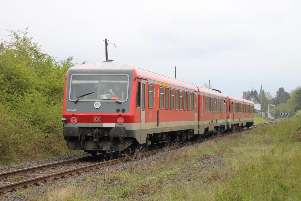 628 429 und 628 419 kurz vor dem Haltepunkt Rodheim zwischen Friedberg und Friedrichsdorf, aufgenommen am 23.04.2016.