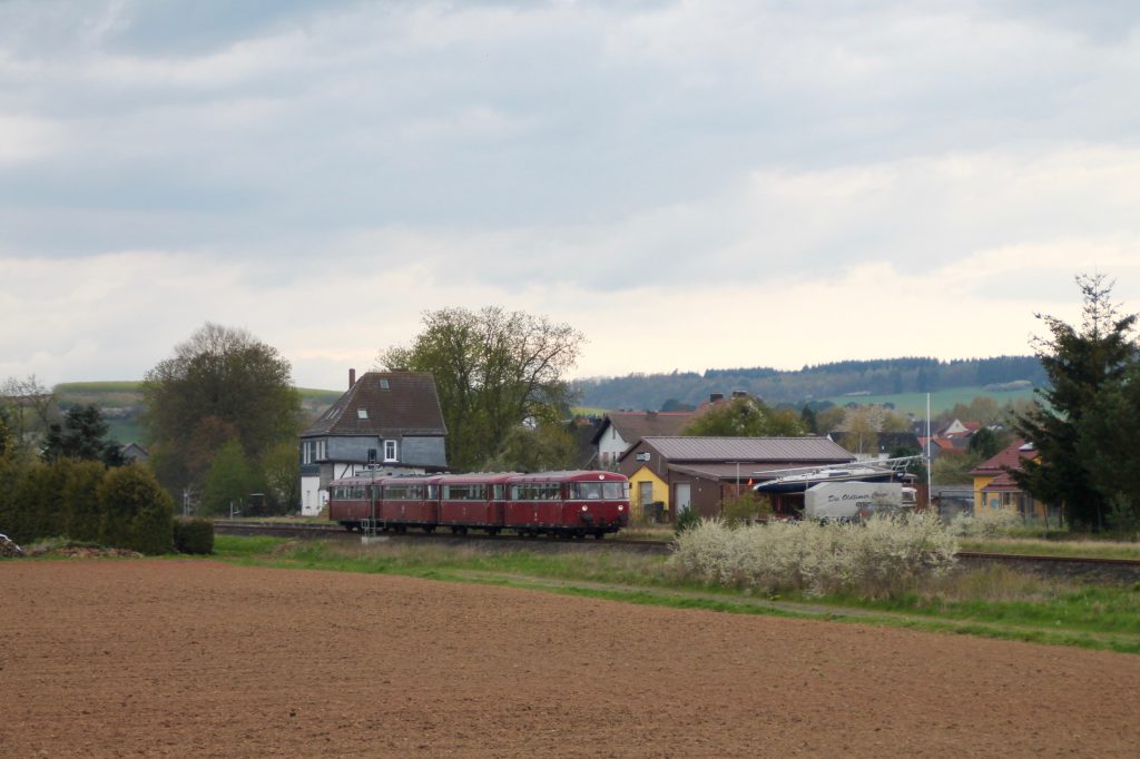 796 802, 996 309, 996 299 und 796 690 am Bahnhof Röddenau auf der Strecke Frankenberg - Battenberg, aufgenommen am 30.04.2016.