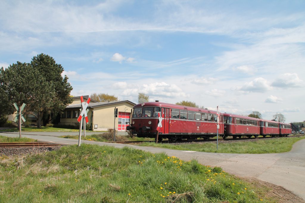 796 802, 996 309, 996 299 und 796 690 am Feuerwehrhaus von Röddenau auf der Strecke Frankenberg - Battenberg, aufgenommen am 30.04.2016.