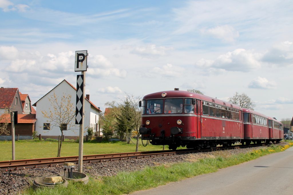 796 802, 996 309, 996 299 und 796 690 in der Ortsdurchfahrt von Röddenau auf der Strecke Frankenberg - Battenberg, aufgenommen am 30.04.2016.